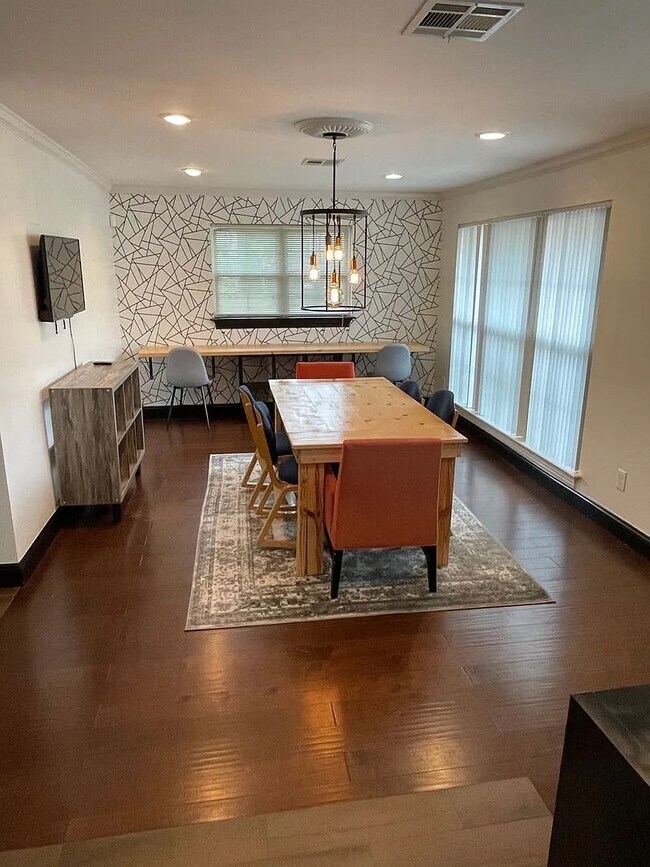 Primary Photo - 5400 Montegut Dr