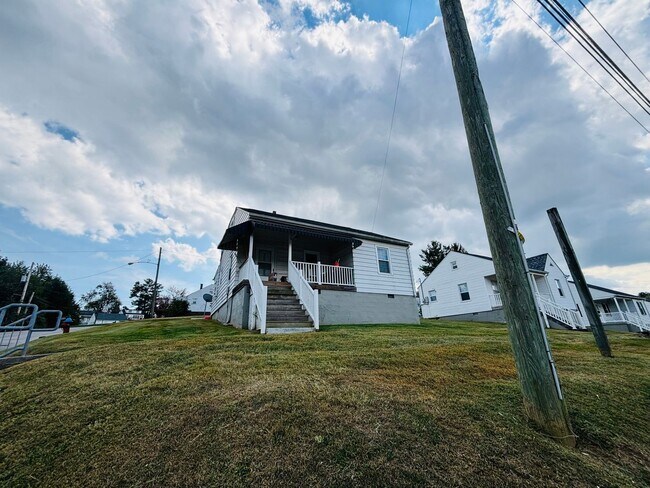 Building Photo - 2 Bedroom, 1 Bath House