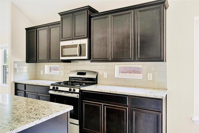 Building Photo - 1005 Fountain Grass Way