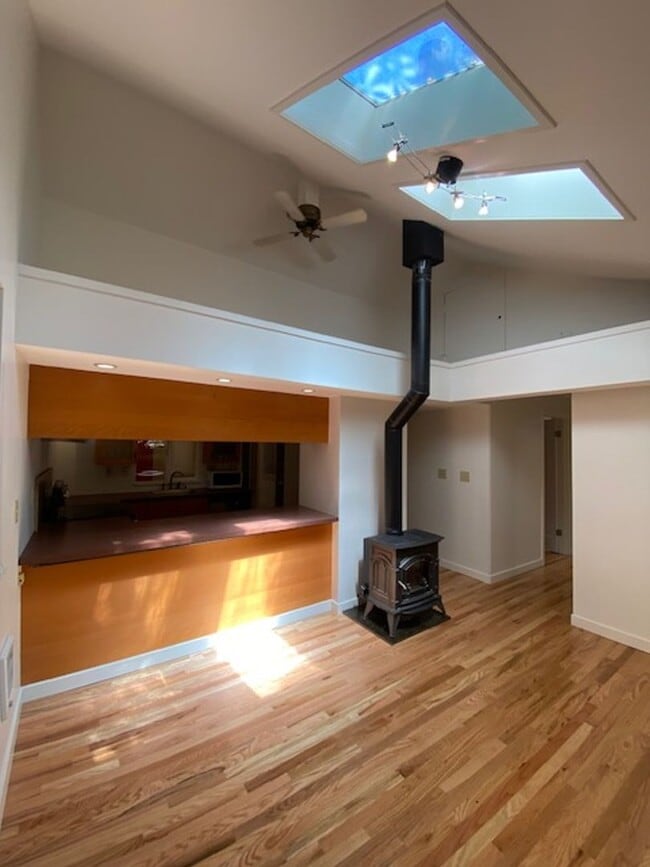 Building Photo - Maple Leaf, Two Bedroom, Woodsy Yard