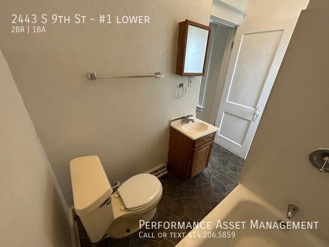 Building Photo - South Side 2 bed lower unit!