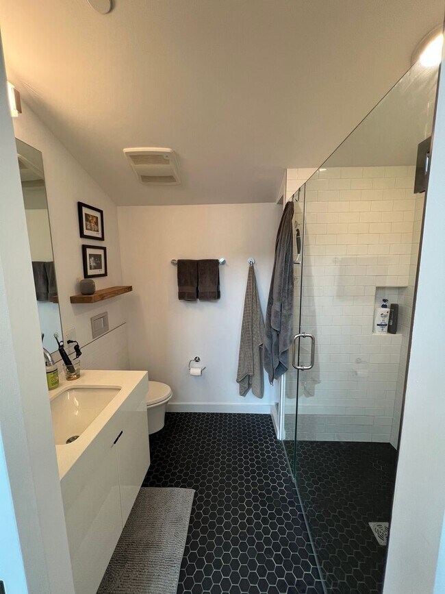 Building Photo - Trendy 1 Bedroom + den in Truxton Circle| Water included!