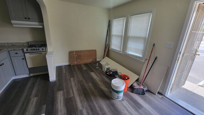 Building Photo - 827 Sullivan Ln