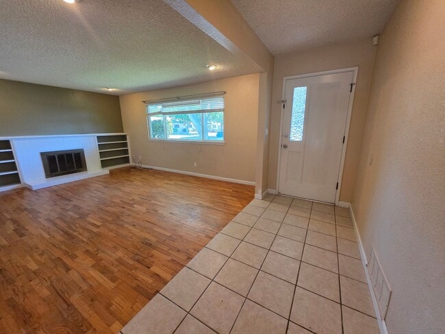Building Photo - Single story home close to freeway access!