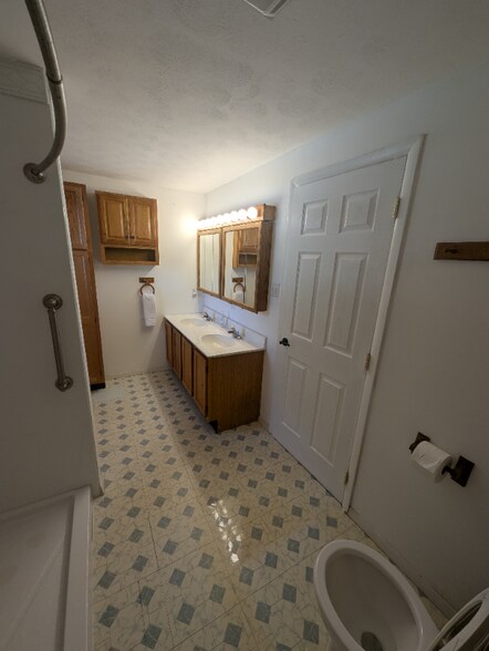 Building Photo - 1513 Wampanoag Dr