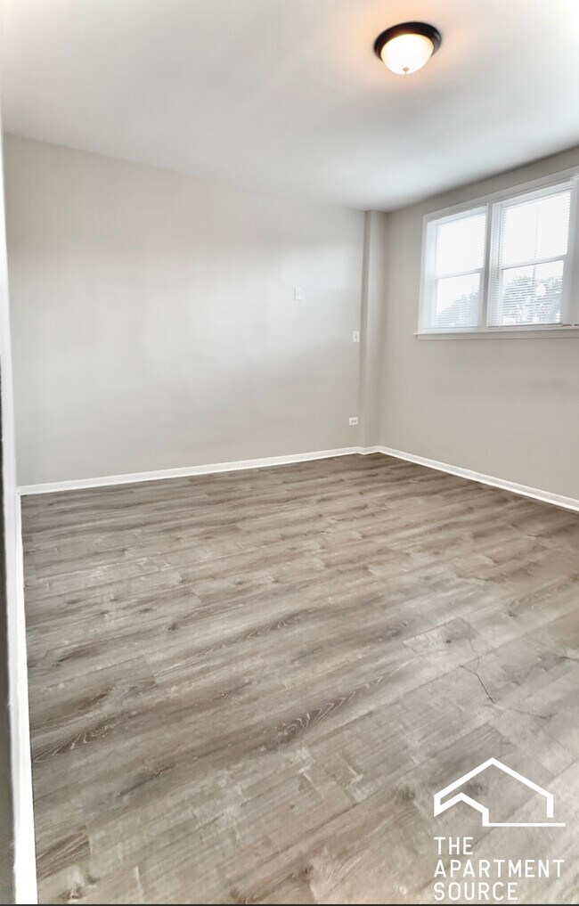Building Photo - 4852 W Diversey Ave