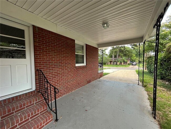 Building Photo - 506 Seville Dr