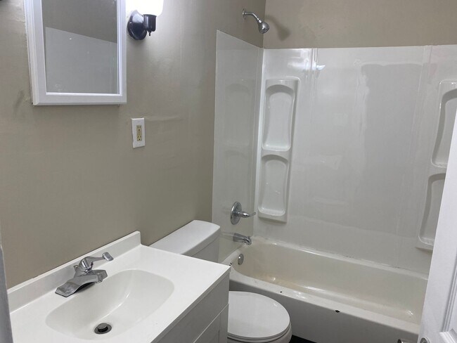 Building Photo - 608-610 Racine Avenue