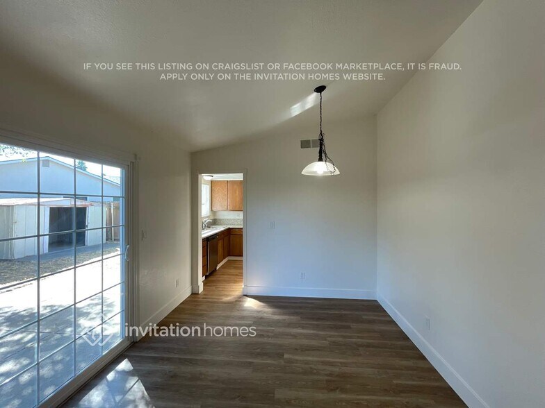 Building Photo - 7401 Blackthorne Way