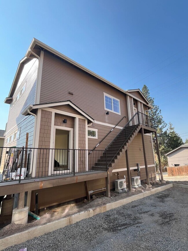 Building Photo - 2 Bed/1 Bath Duplex Apartment with Two Car...