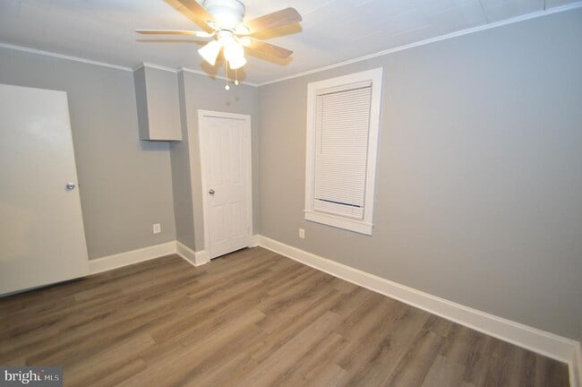 Building Photo - 374 Farnsworth Ave