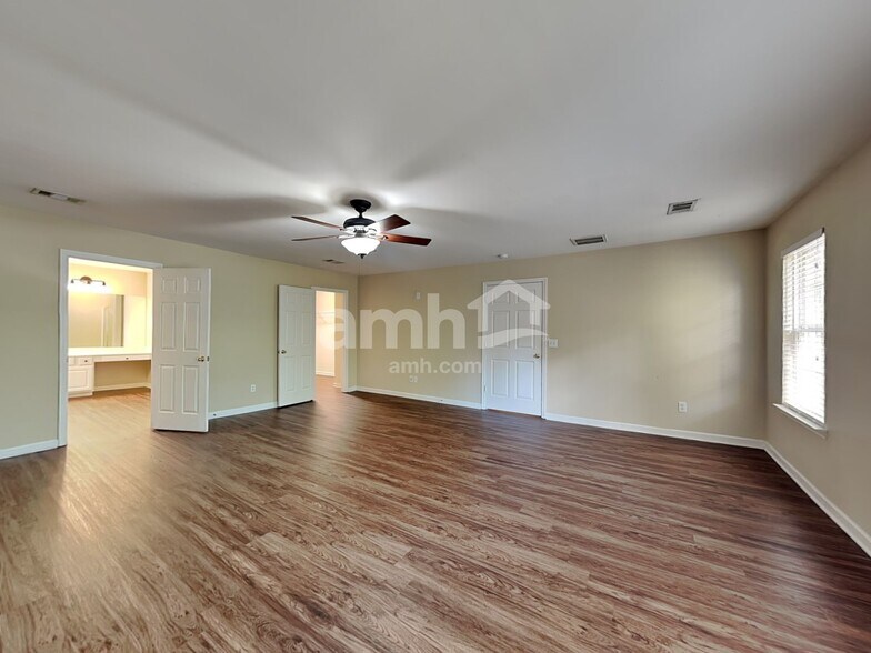 Building Photo - 302 Forest Bend Dr