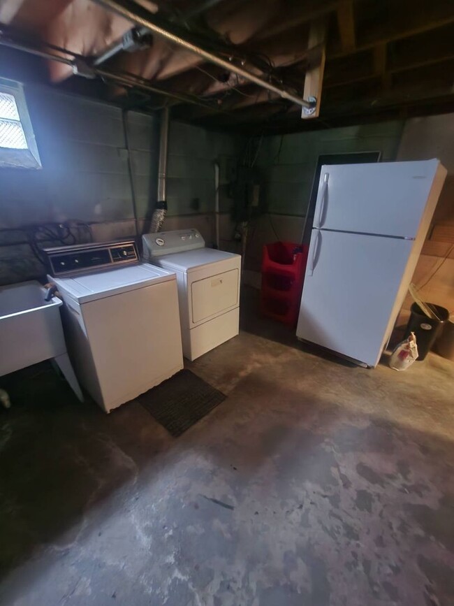 Building Photo - Charming 2-Bedroom Property in Prime Location