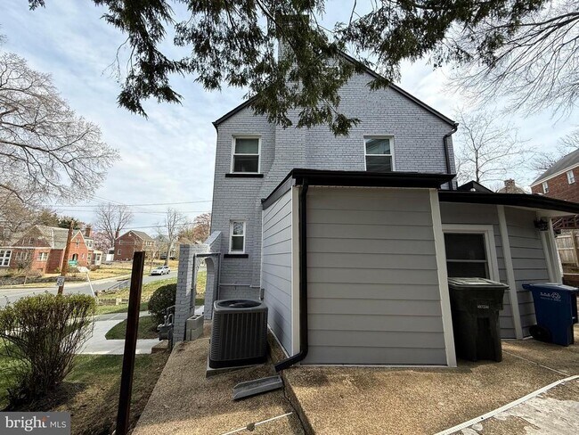 Building Photo - 3405 Carpenter St SE