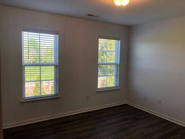 Building Photo - Townhouse for Rent In Wyngate