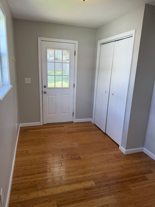 Building Photo - Two bed 1 bath Maryville City Home Available Now