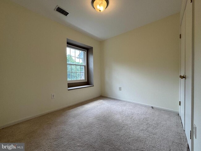 Building Photo - 306 Cherry Ct