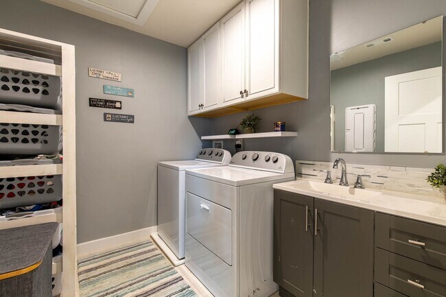 Building Photo - 5BR/3.5BA In Smyrna