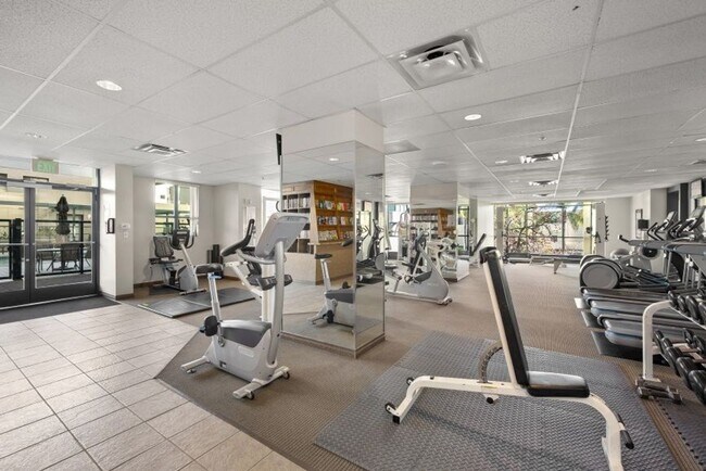 Building Photo - Modern 2 Bed, 2 Bath Condo in the Heart of...