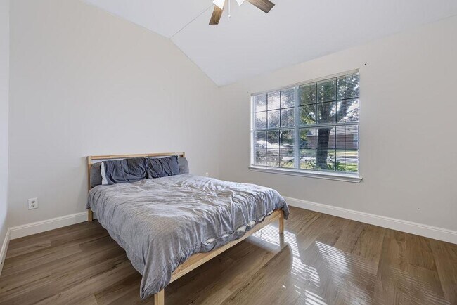 Building Photo - 400 Ranier Ln