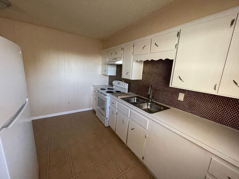 Building Photo - 425 W Avenue C