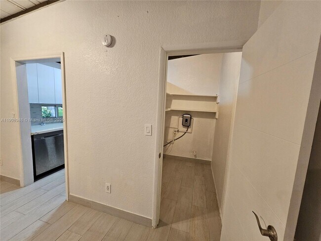 Building Photo - 227 SE 1st St