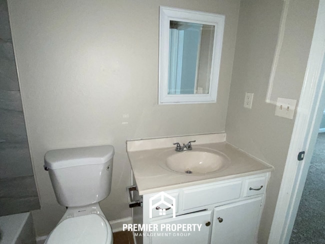 Building Photo - 4870 Royal Run Dr