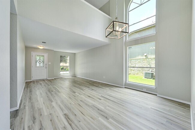 Building Photo - 15316 Ecorio Dr