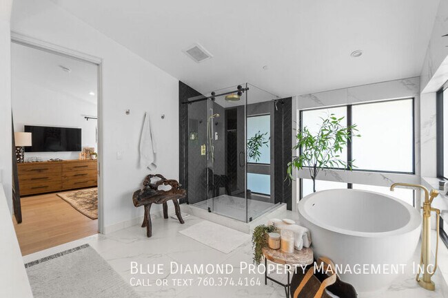 Building Photo - 3301 Lincoln-