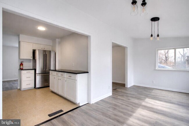 Building Photo - 49 Brambling Ln