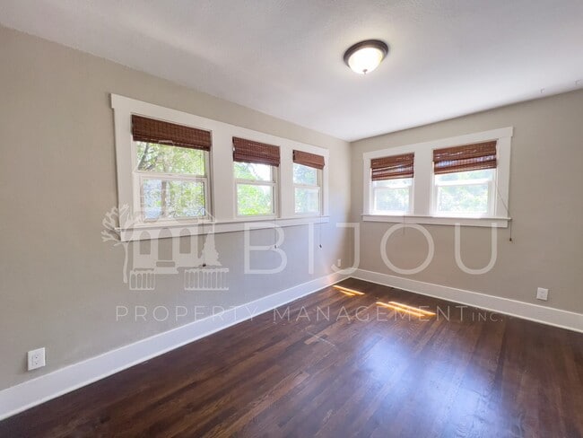 Building Photo - Downtown Bungalow with Large backyard