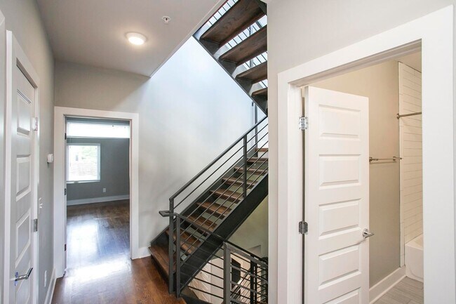 Building Photo - 1025 Dickerson Pike