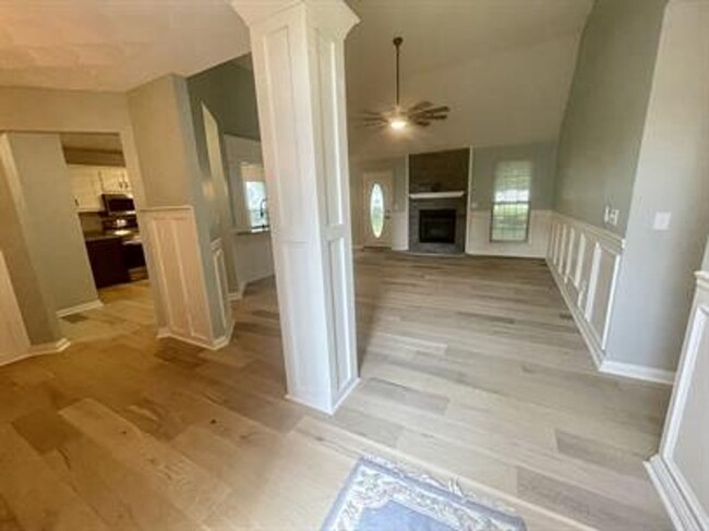 Building Photo - 3 bedroom 1 bath home with a basement and ...