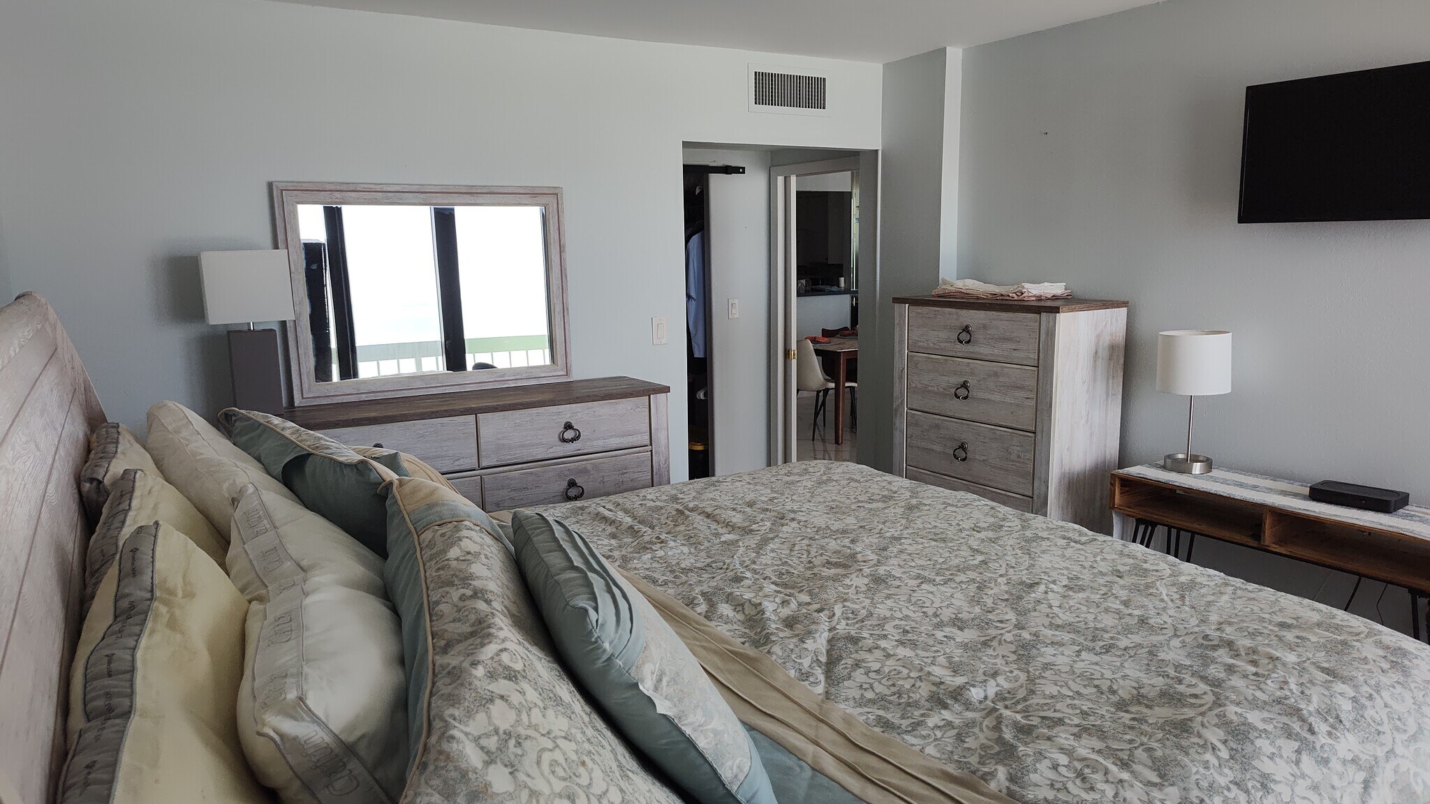 Building Photo - 9940 S Ocean Dr