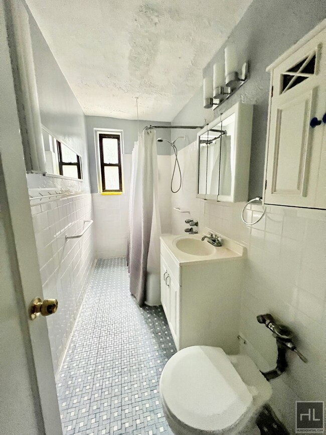 Building Photo - Large Studio with Separate Kitchen and 2  ...