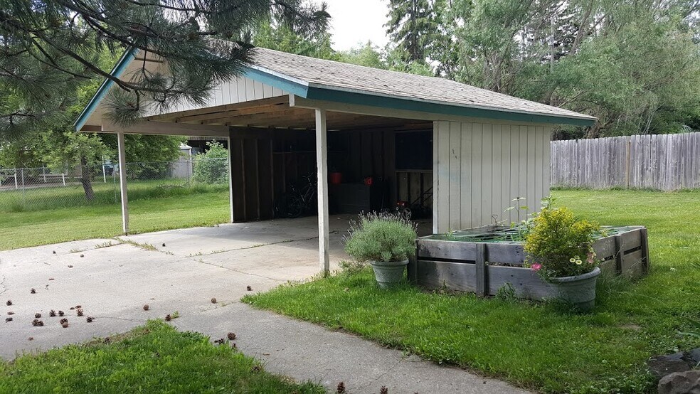 Building Photo - 305 NW Robert St