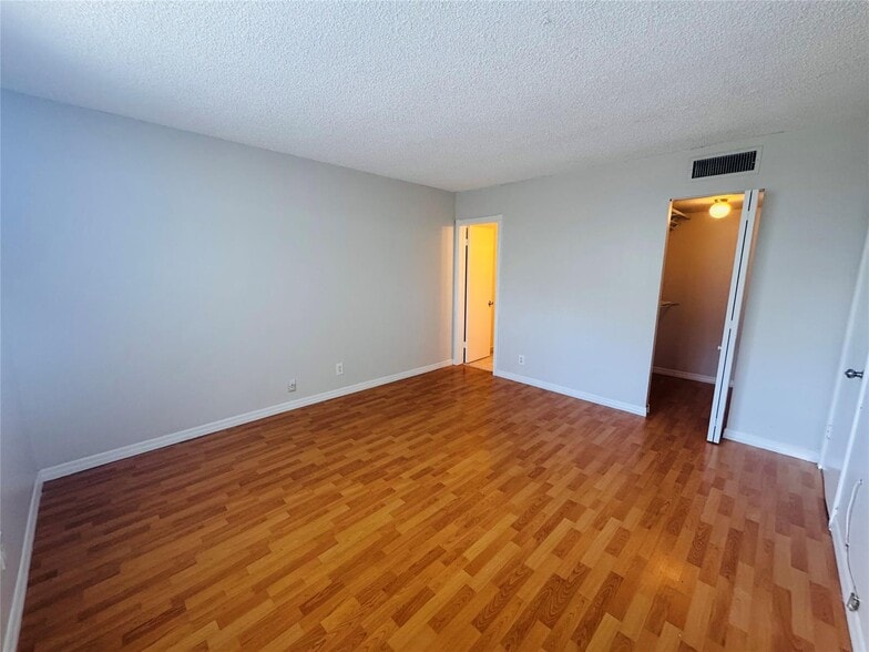 Building Photo - 8020 Colony Cir N