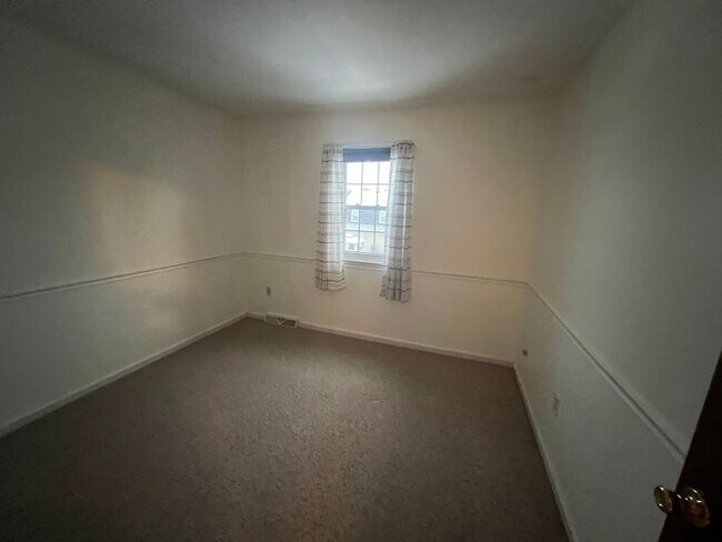 Building Photo - Now Available Spacious 3 Bedroom, 1.5 Bath Home