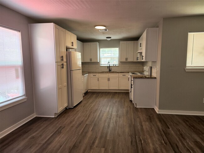 Building Photo - 1508 Carver Ave