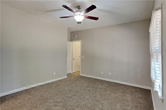 Building Photo - 345 Deerwood Dr