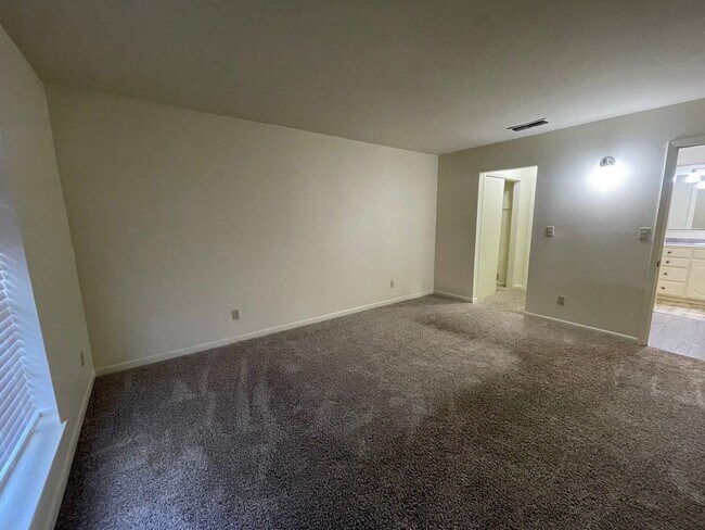 Building Photo - 10101 Carlsbad Dr
