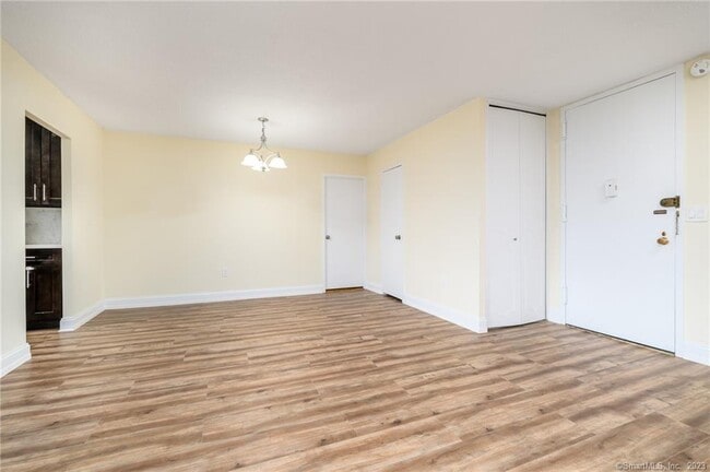 Building Photo - 44 Strawberry Hill Ave