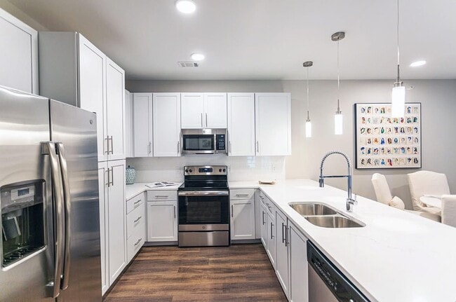 Kitchen - Clear Creek Springdale Apartments