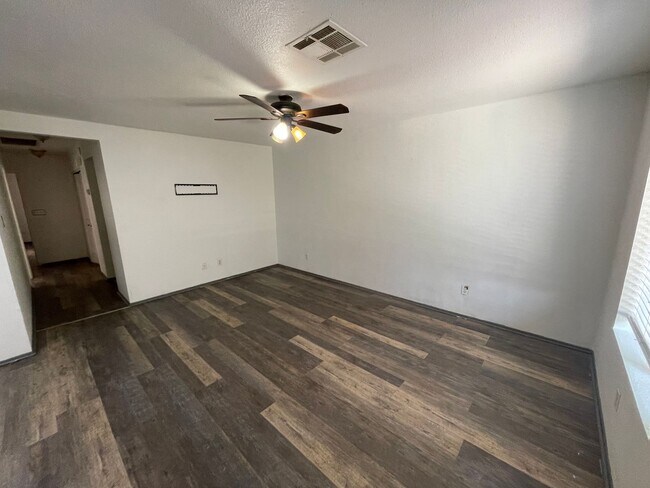 Building Photo - Centrally Located Townhouse!