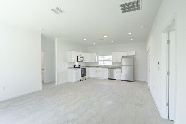 Building Photo - BRAND NEW 3/2/1-SAVANNAH MODEL-GREAT SW LEHIGH LOCATION