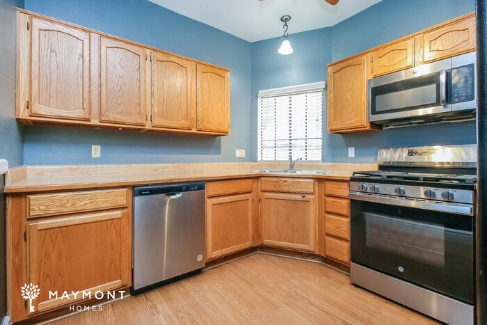 Building Photo - 2033 N Sunset Dr