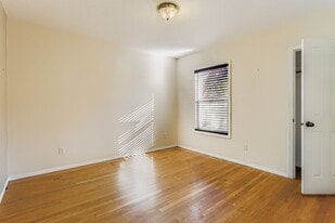 Building Photo - 6218 SW Garden Home Rd