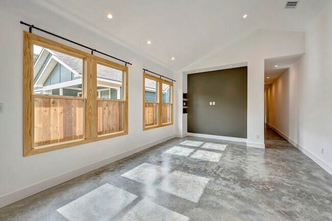 Building Photo - 907 Kern St