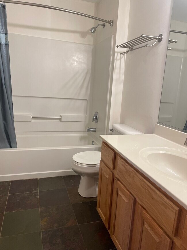 Building Photo - 1723 Silverstone Dr