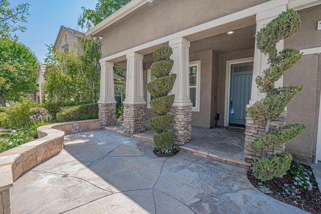 Building Photo - Spacious 4-Bedroom Pool Home in Saugus wit...